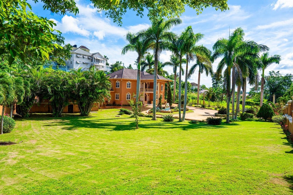 21 MCKINLEY ROAD, MANDEVILLE, Mandeville, Manchester