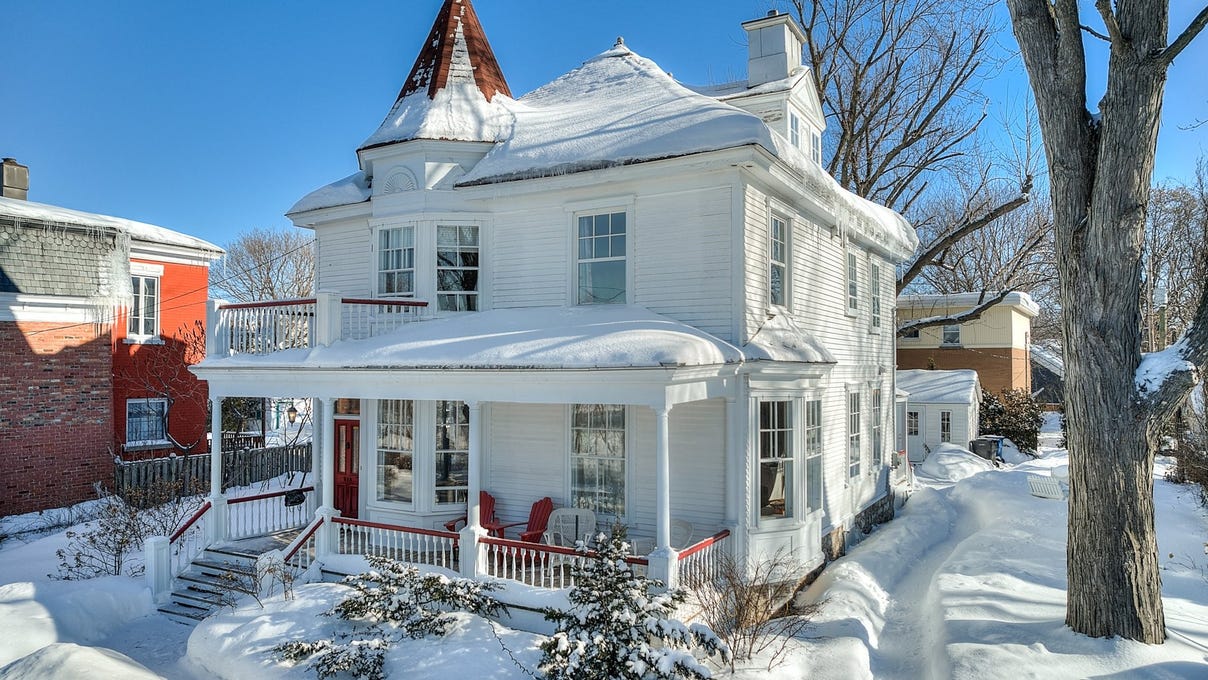 518 Boul. MarieVictorin, Boucherville, Québec J4B1W7 House for Sale