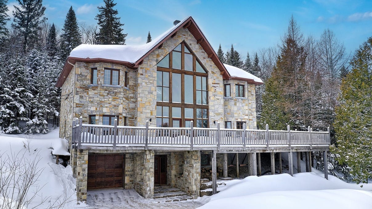 489 Ch. du LacManitou S., IvrysurleLac, Québec J8C2Z7 House for