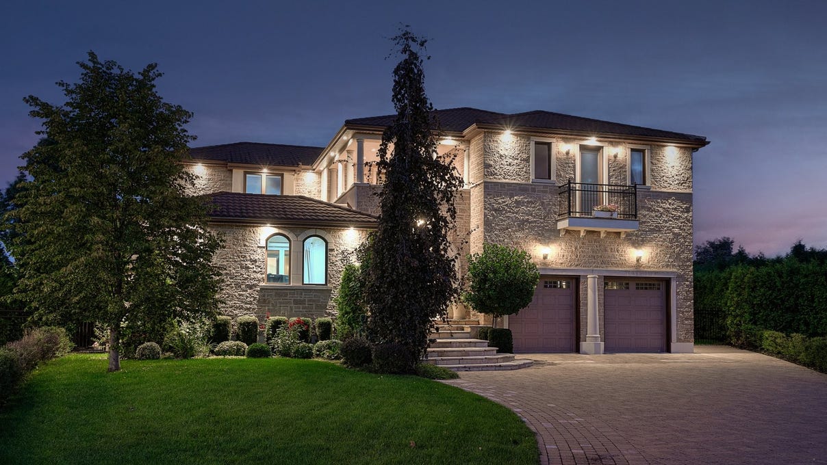 25 Rue d'Edimbourg, Candiac, Québec J5R6M8 House for Sale