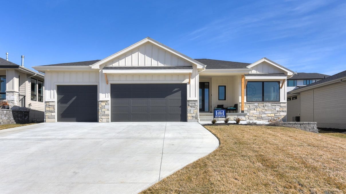 5823 N HWS CLEVELAND BLVD  