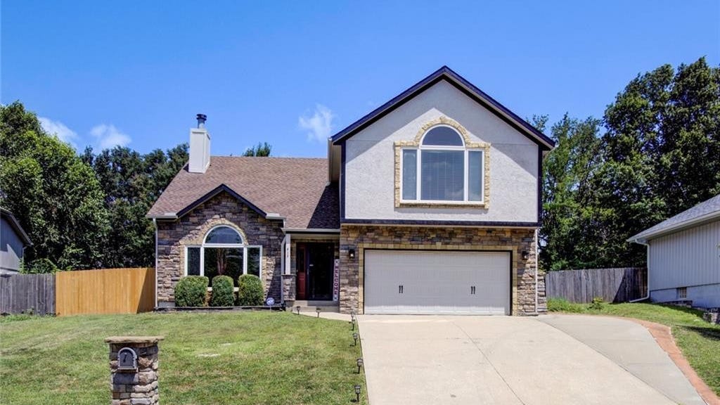 413 NW Eastwood Dr