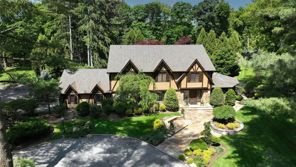 4 Woodstock Ct  