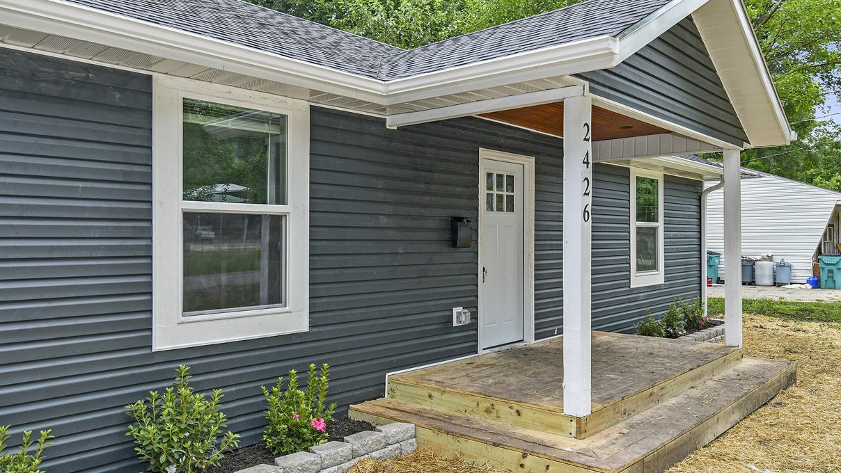 2426 E Commercial St  