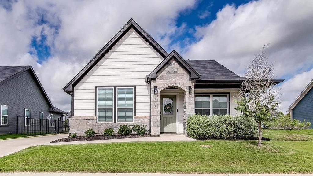 633 Charlotte Ln  