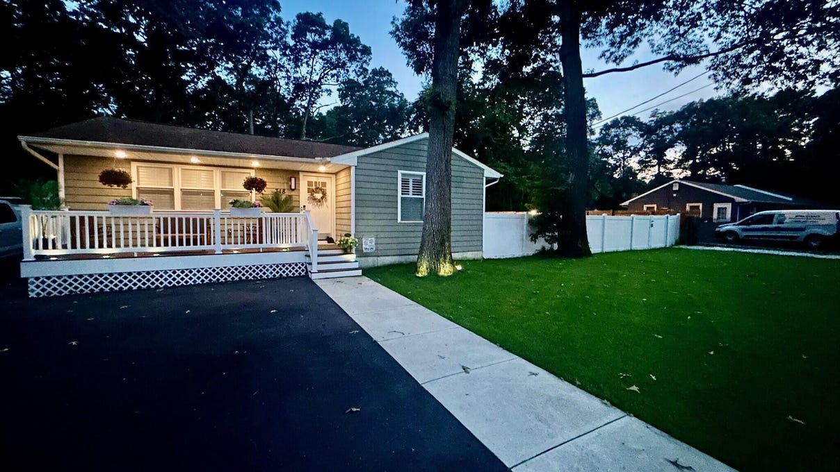 318 E Arverne Ave  