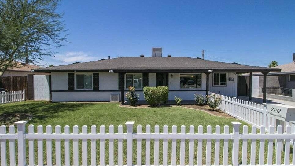 2152 W CLARENDON AVE  