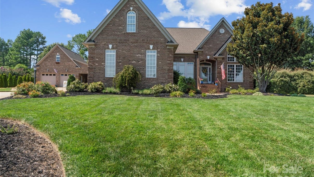 7944 Grimsby Cir  