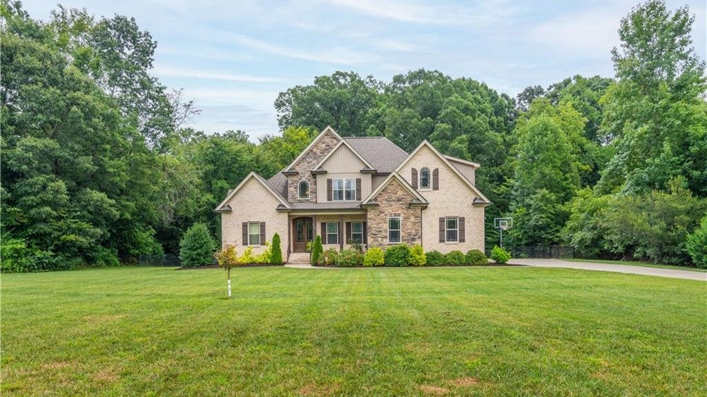 218 Hillcrest Dr