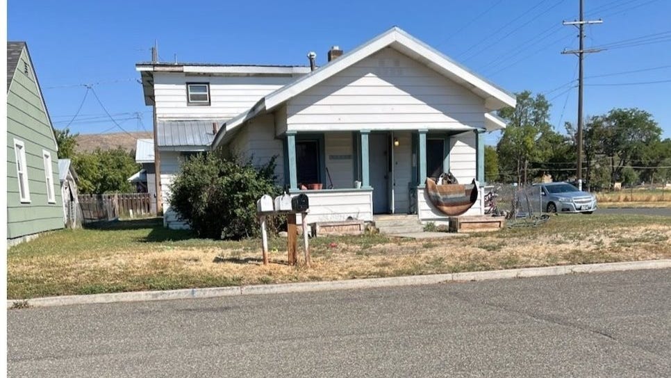 910 Resort St  