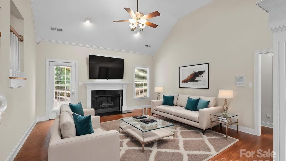 909 Tiffany Ln  