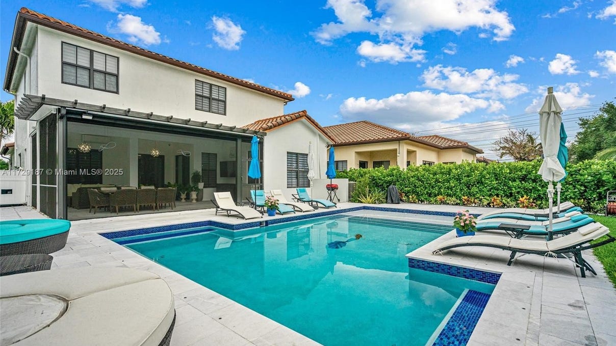 8537 NW 39 Ct