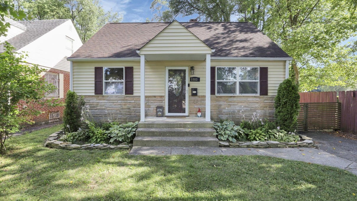 1883 Greenway Ave N  