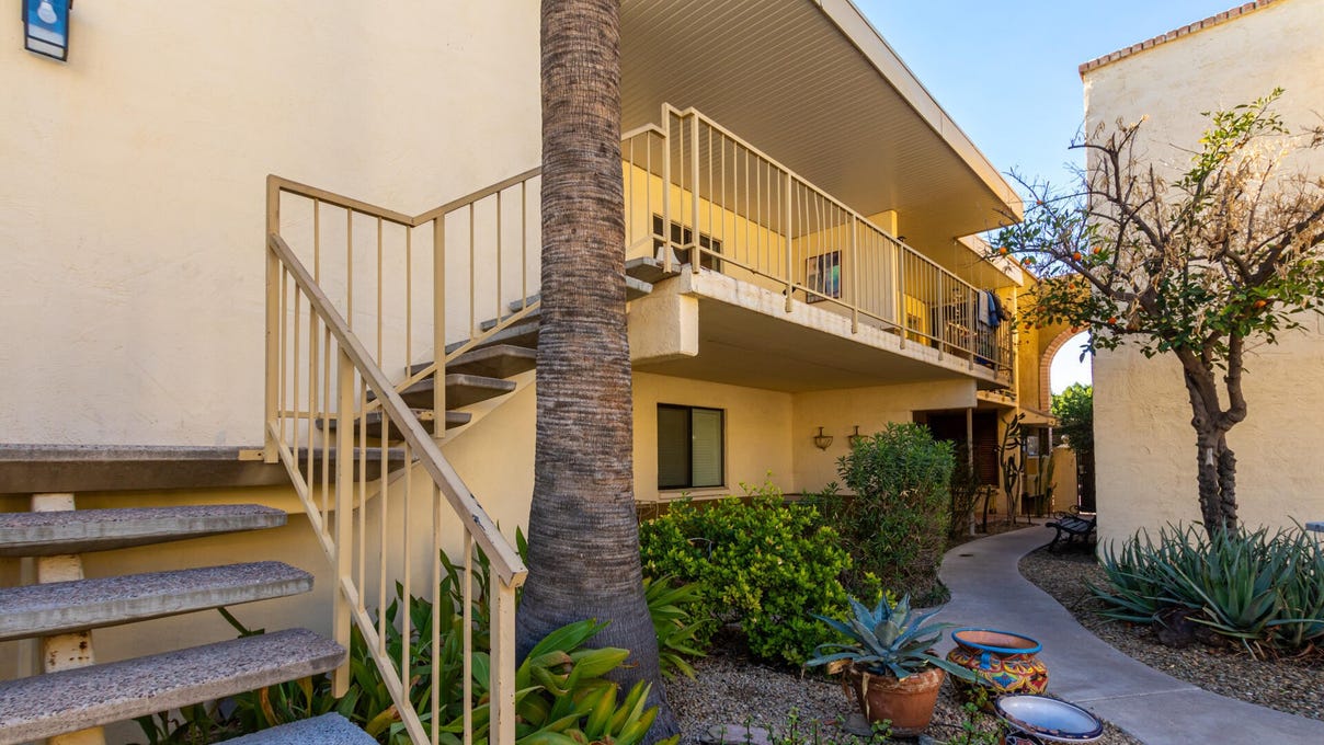 3030 E CLARENDON AVE  