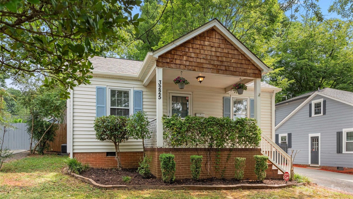 3225 Commonwealth Ave  