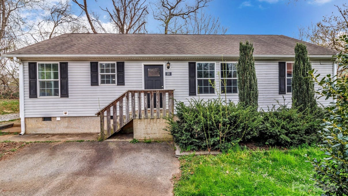 18 Clemson Ct  