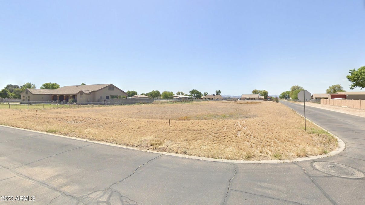 2532x W RIVERSIDE St  