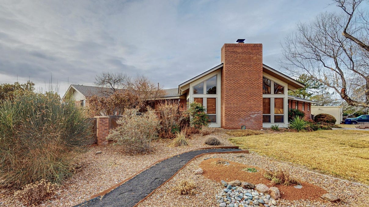 9308 Avenida De La Luna NE  