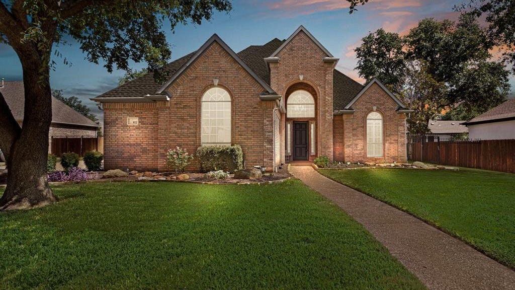 402 SKYLINE DR  