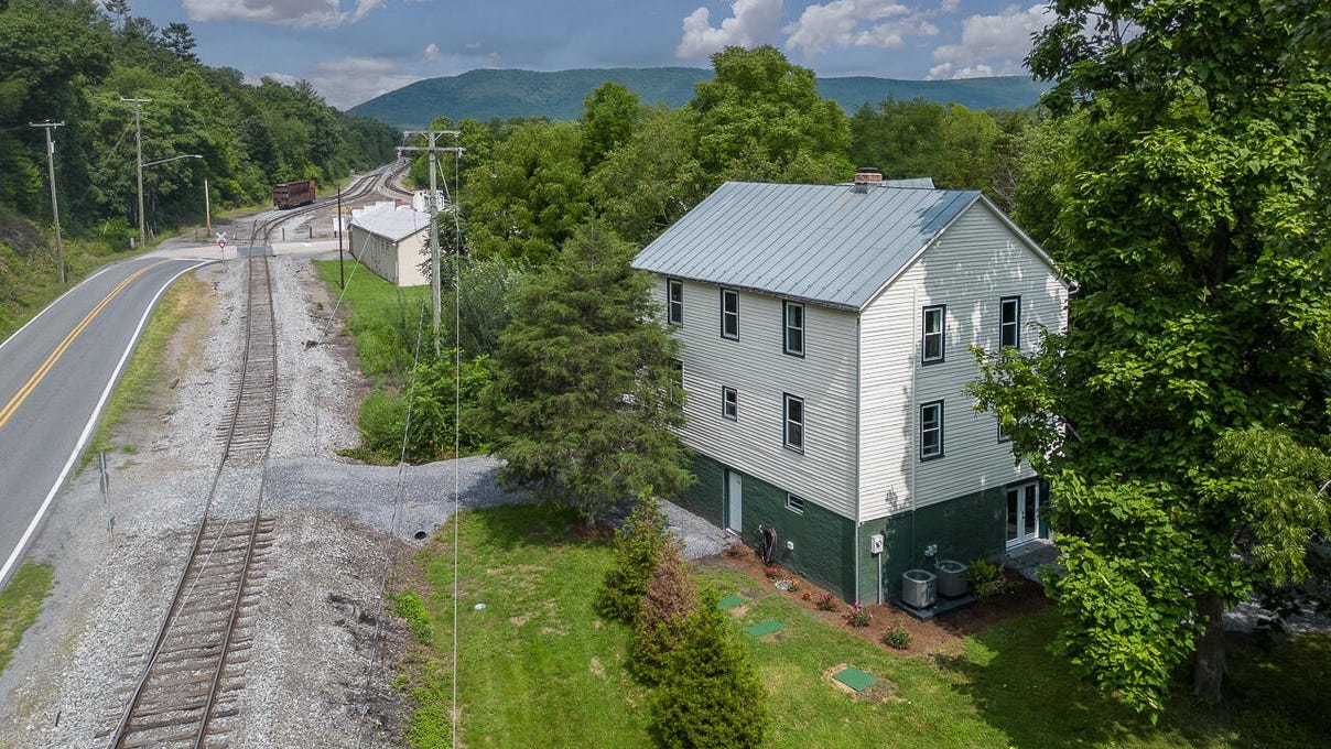 76 Main St  