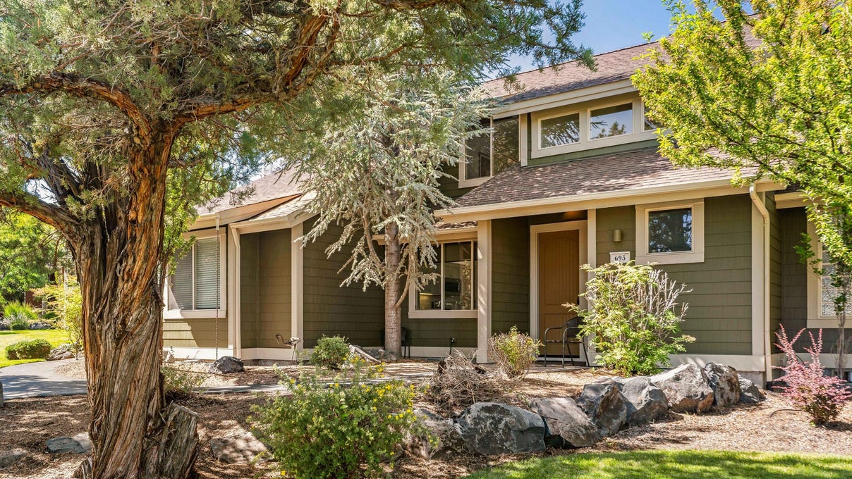 695 Sagebush Cir  
