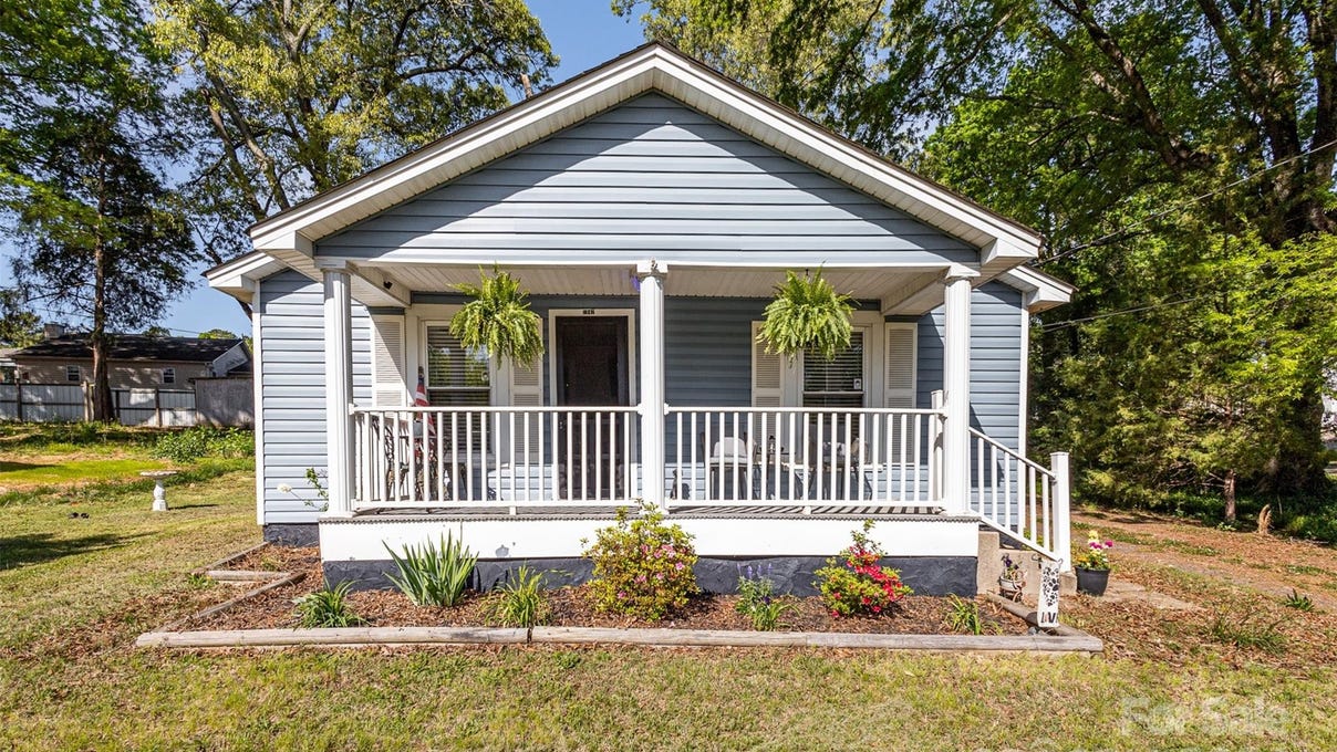 1047 Pine Circle Dr NW  