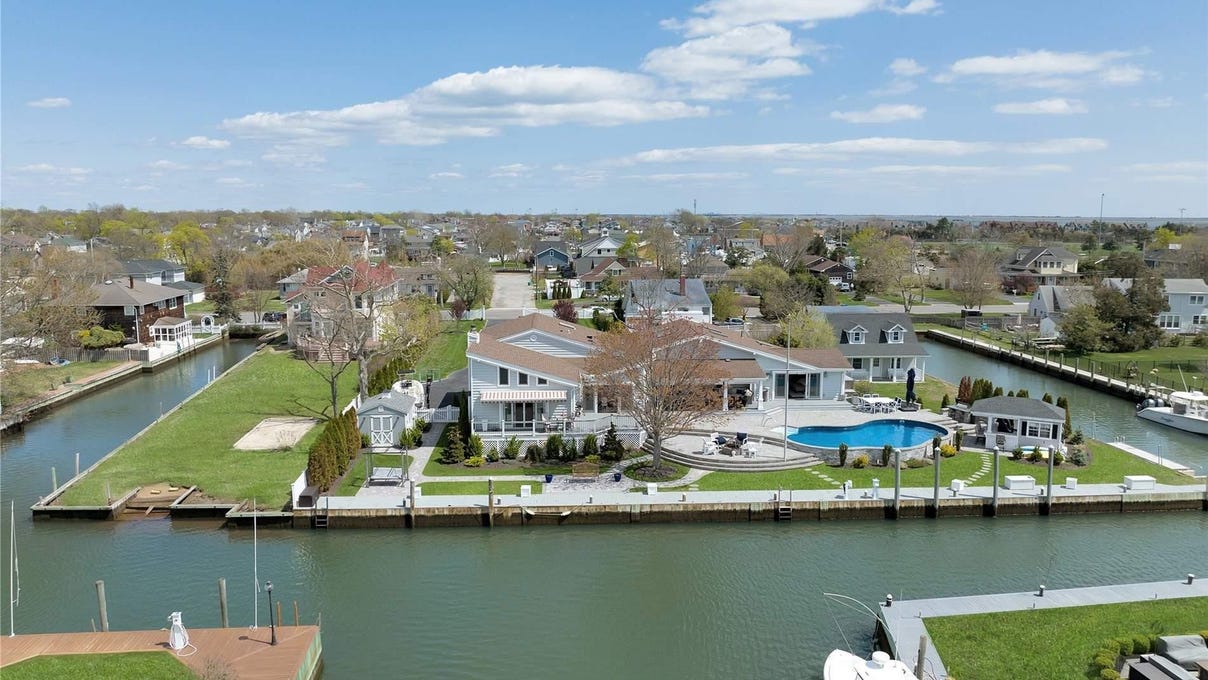 257 Grand Central Avenue, Amityville, NY 11701 House for Sale