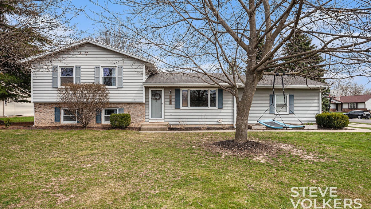 1841 Forest Lake Drive SE, Grand Rapids, MI 49546 House for Sale