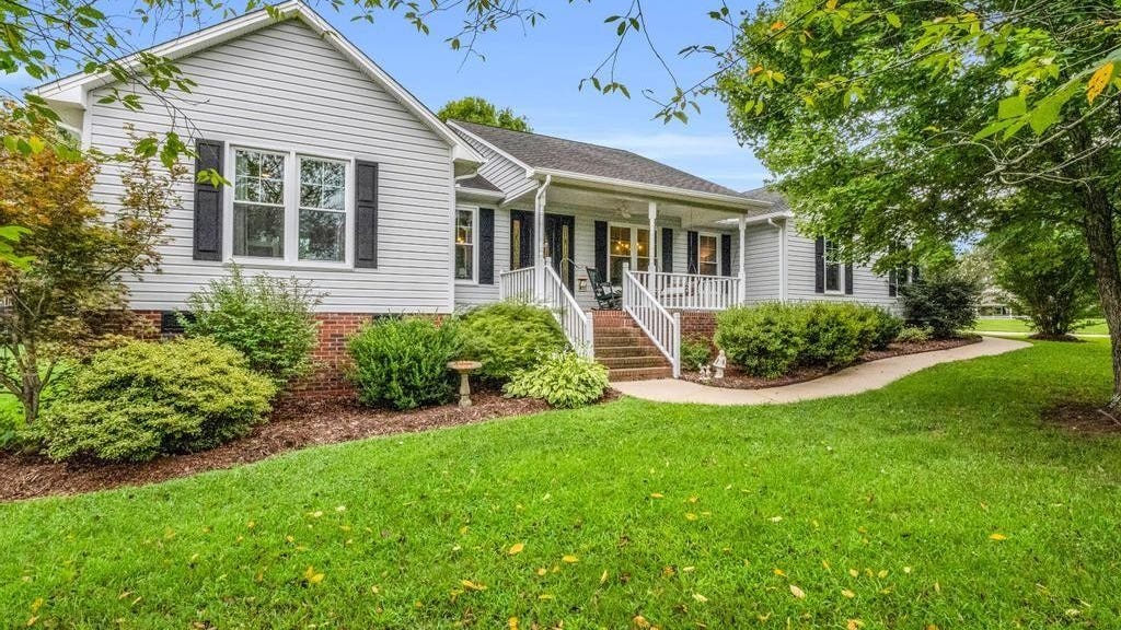 102 Eagle Spur Trl  