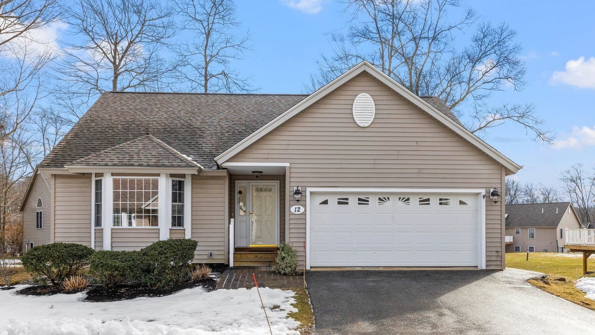 12 Country Lane, East Kingston, NH 03827 Apartment for Sale