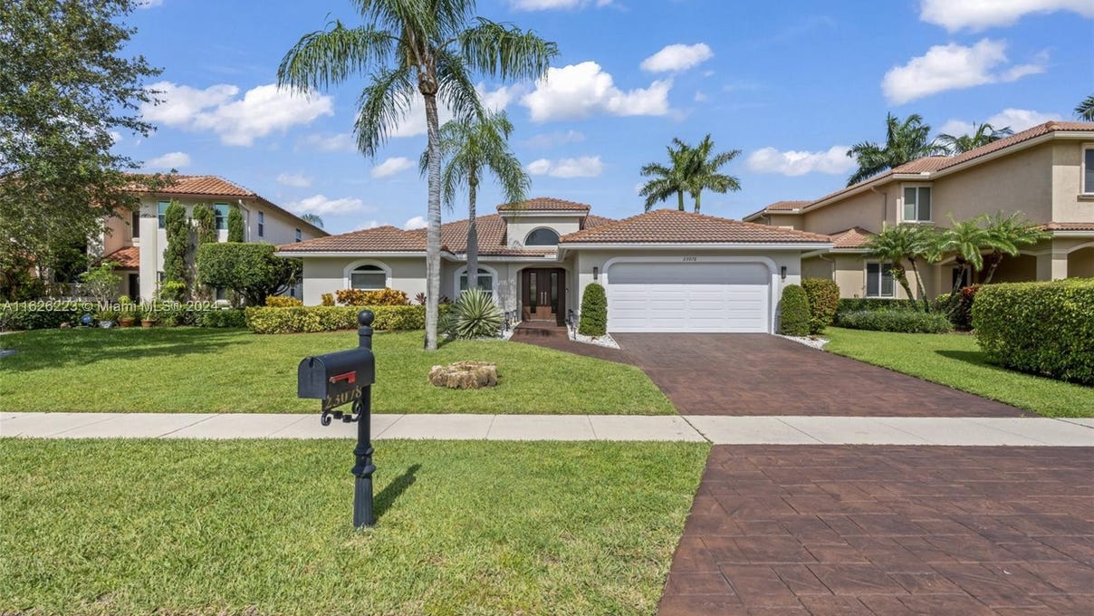 23078 L Ermitage Cir  