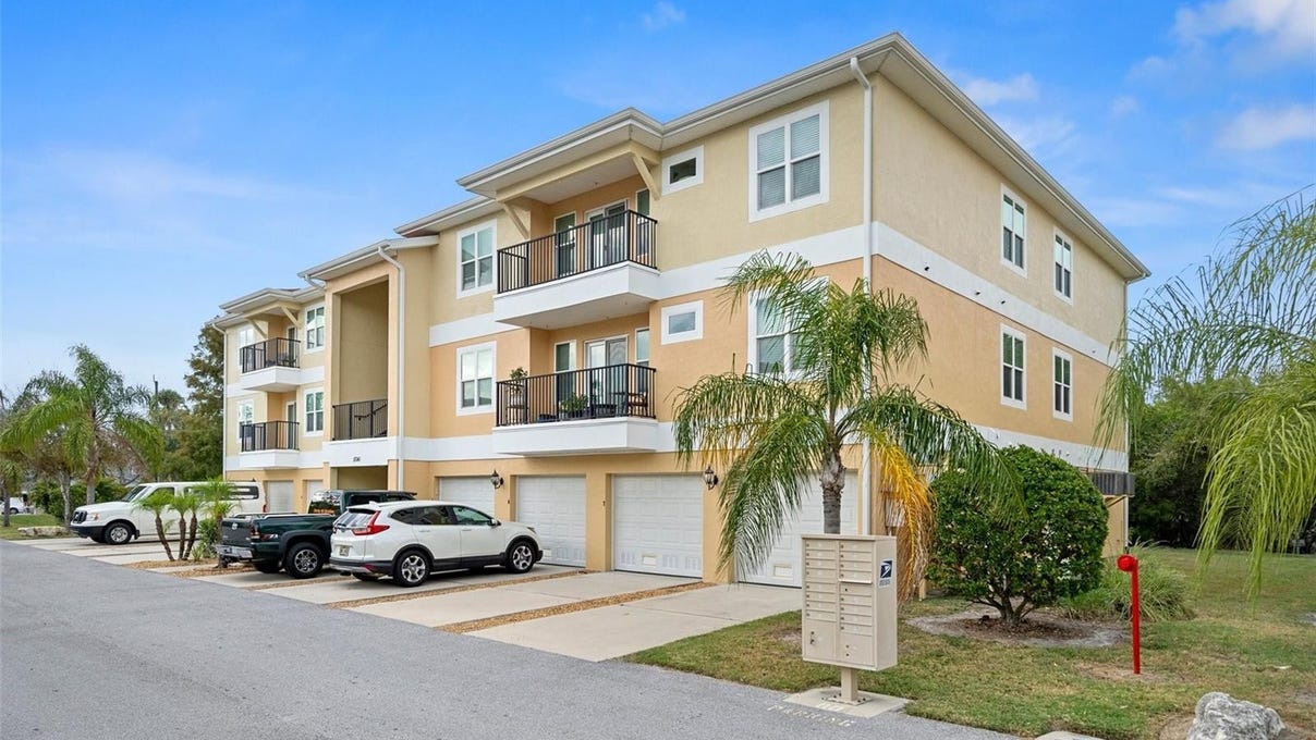 5041 ROYAL PALMS Way  