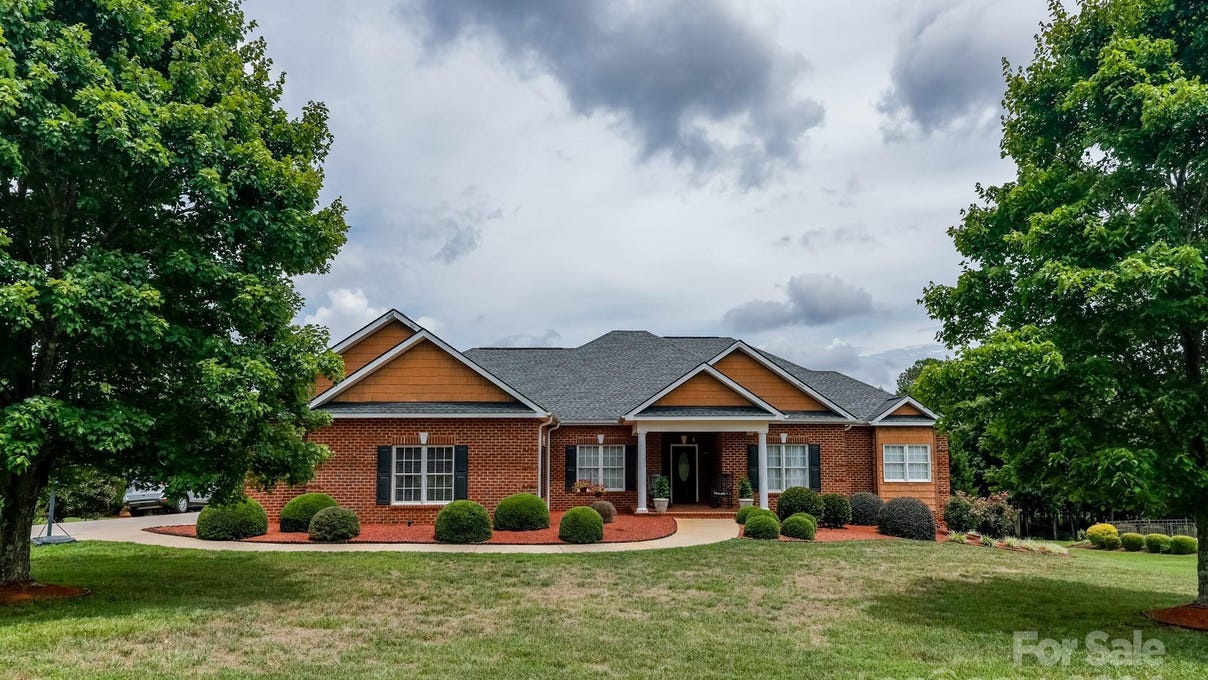 182 Kensington Dr  