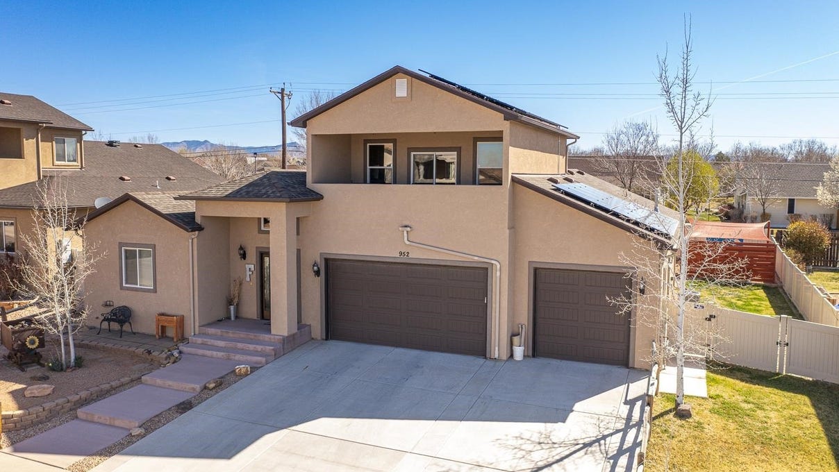 952 Echo Cyn St  