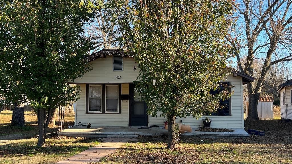 1022 S Crk St  
