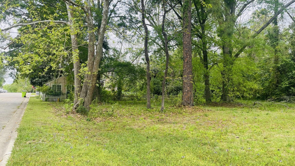 Near 115 Oliver St E  