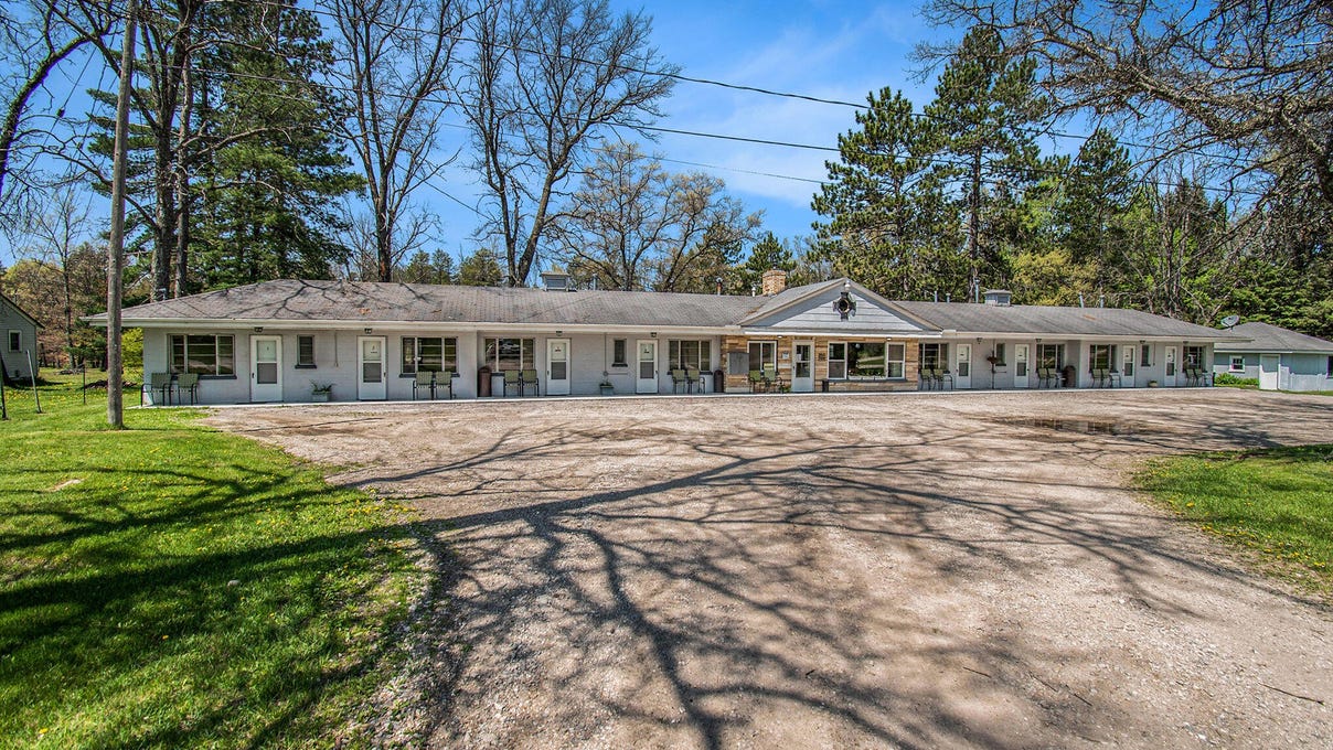 7852 S GRAYLING RD  