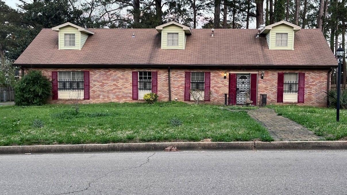 956 ROYAL OAK DR  