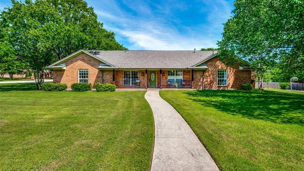 121 TRAILING OAKS DR