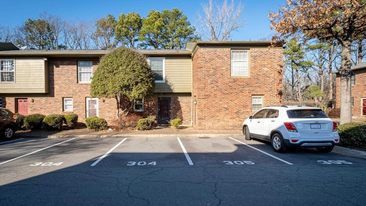 504 Green Mountain Drive, Little Rock, AR 72211 Townhouse for Sale