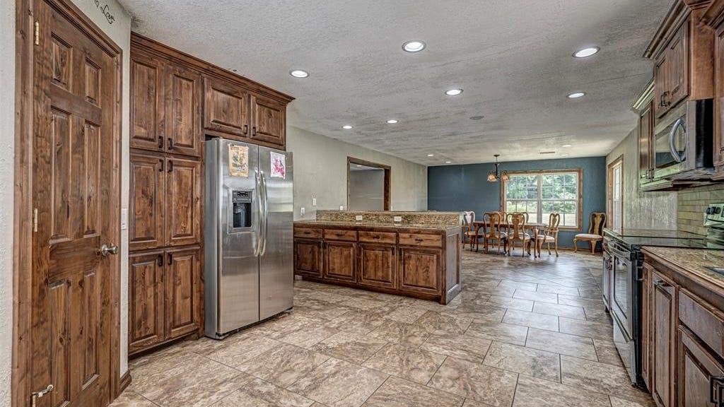 23620 County Line Ave