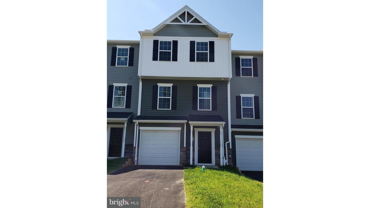 94 HOLSTEIN DRIVE, Apt 40, HANOVER, PA 17331 Townhouse for Sale