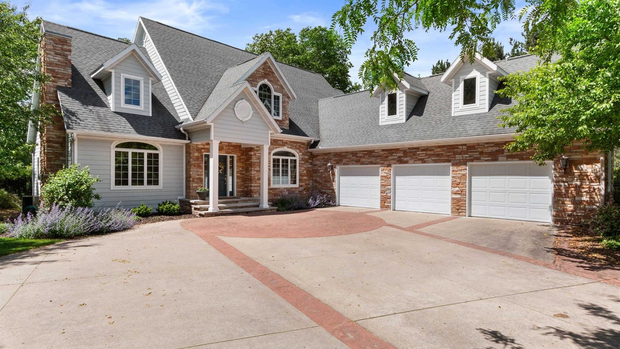 152 MAPLE BLUFF Rd NORTH