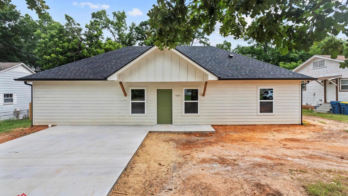 909 Couch Ave