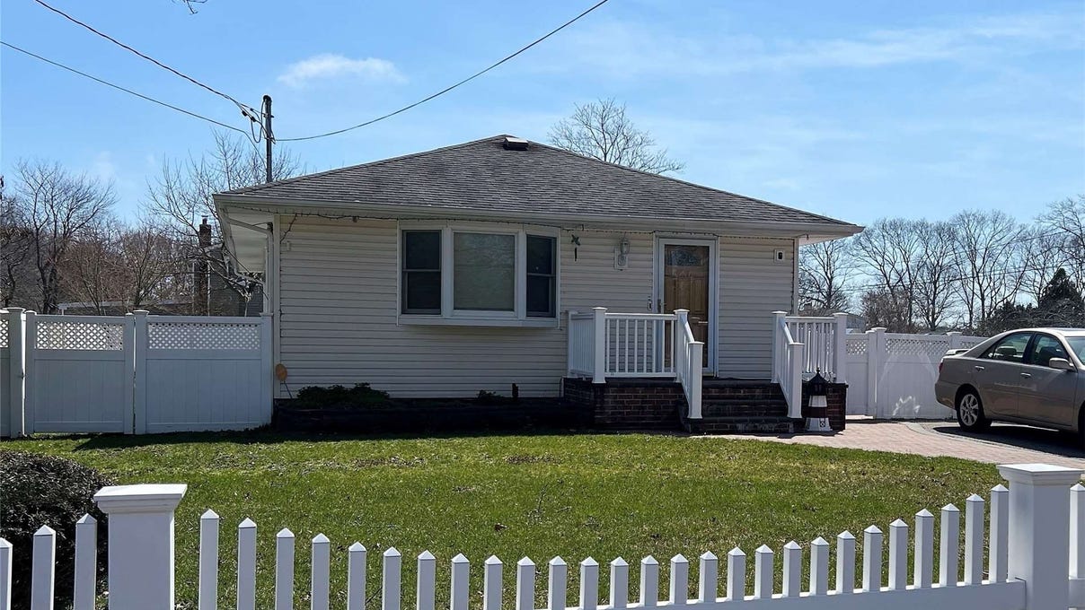 8 Pawnee Avenue, Mastic, NY 11950 House for Sale