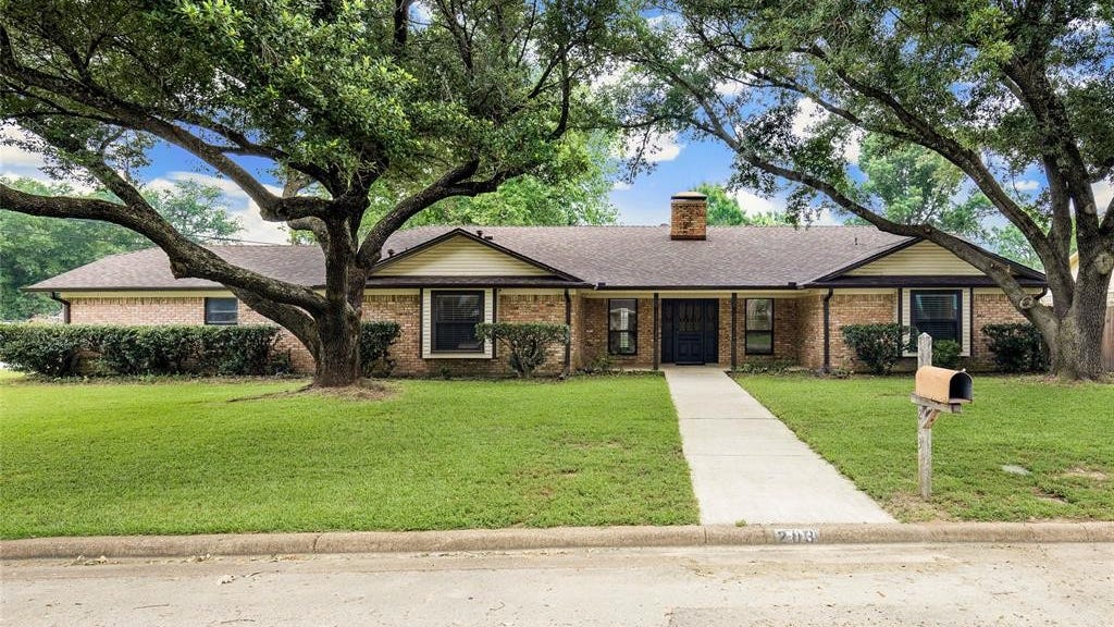 824 Mimosa Ave  