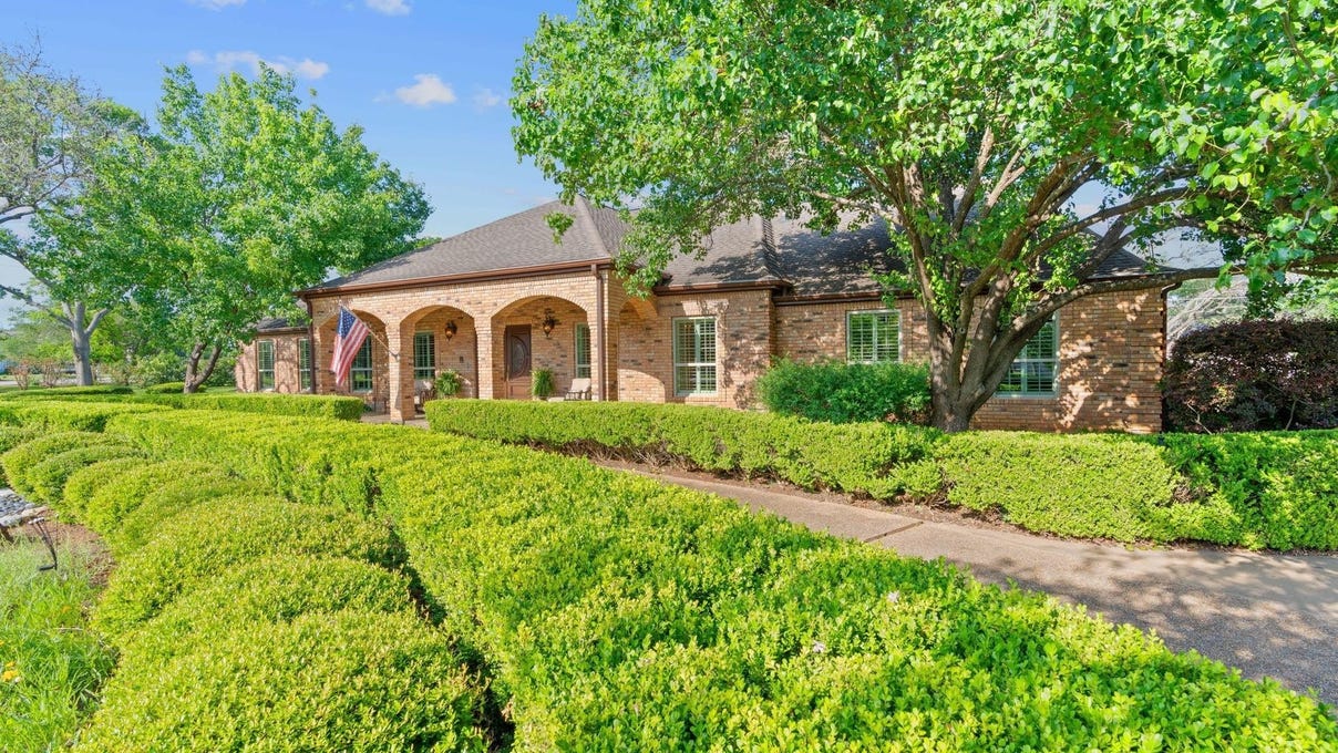 6907 Western Oaks Blvd  