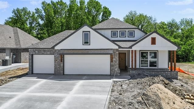 723 E Jacksonville Ct  