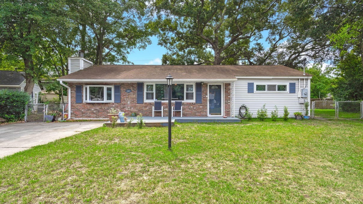 1227 Hawthorne Cir  