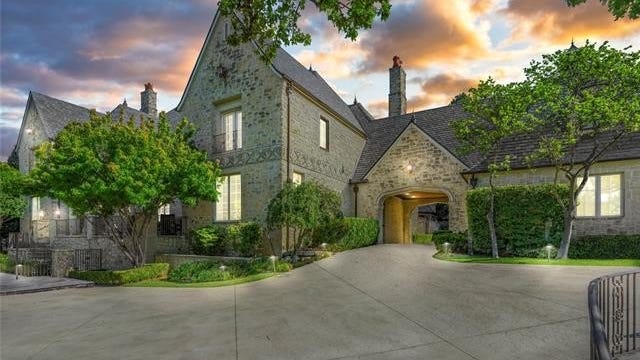 8529 S Maplewood Ave  